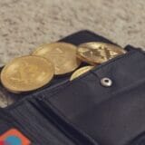 財布から覗く仮想通貨のイメージ画像